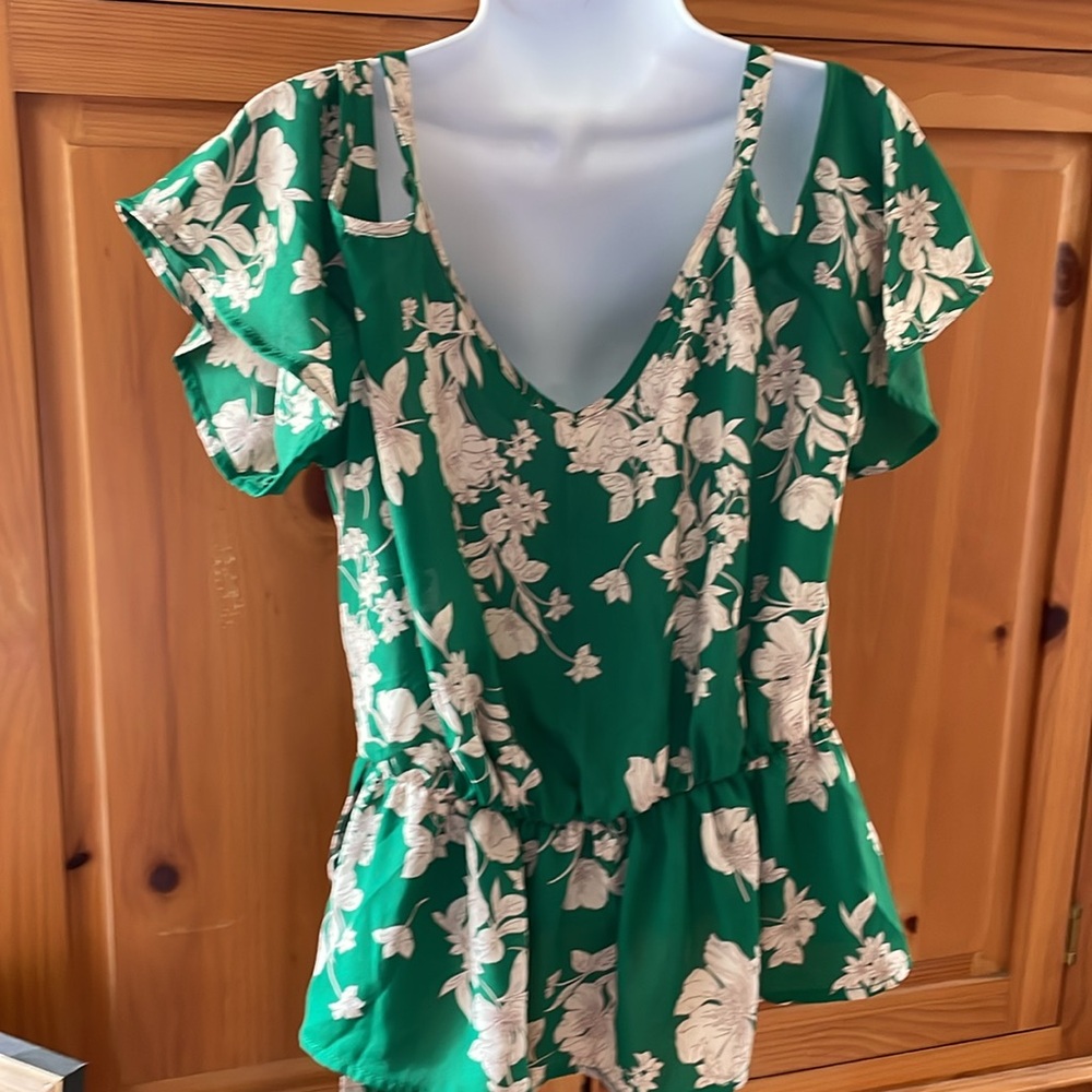 Green Floral Crop Top 💚🌼 - Picture 10 of 11